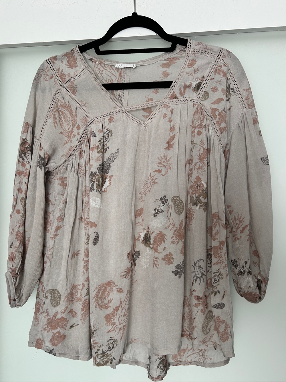 Gentle fawn neutral floral blouse XS